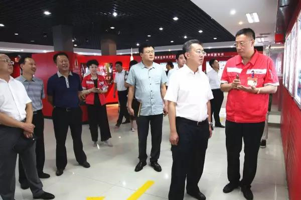 市委書(shū)記葛海鷹蒞臨奧龍集團參觀(guān)調研